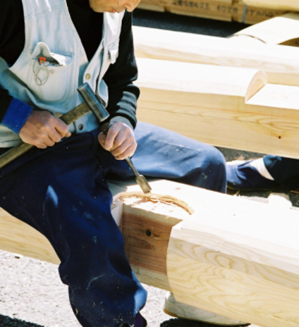 住宅で使う木材を加工する大工