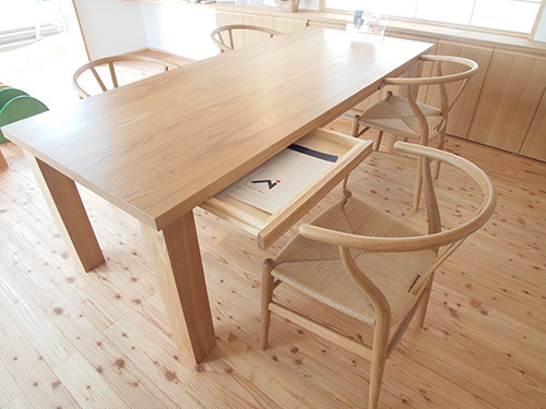 Yチェアーに造作テーブル、越谷レイクタウン新事務所のインテリアをご紹介