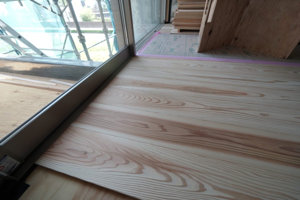 新モデルハウス〜床材の貼り付け作業中〜